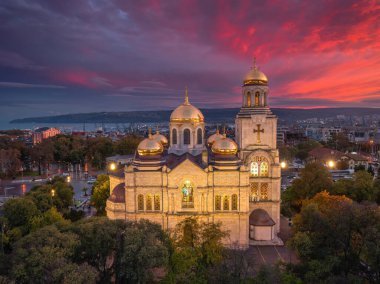 Bulgaristan 'ın Varna kentindeki The Katedral of the Assumption' ın günbatımında hava aracı görüntüsü