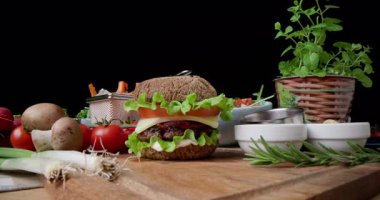 Sağlıklı Gurme Et Sulu Burger glütensiz keto çörekleri ve Taze salata, patates kızartması ve sebzeli Tabak Arkaplan Aile Yemeği veya Akşam Yemeği Videosu için Tahta Tahta Masa 'da