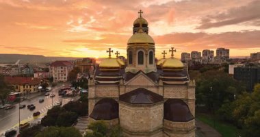 Bulgaristan 'ın Varna şehir merkezi üzerindeki Sunset Aerial panoramik manzarası. Panoramik günbatımı şehir manzarası Katedral, belediye, sahil Karadeniz