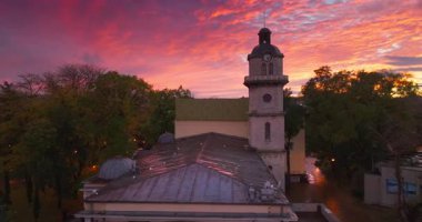 Bulgaristan 'ın Varna şehir merkezi üzerindeki hava panoramik günbatımı manzarası. Tarihsel saat kulesi ve tiyatro tiyatrosu Stoyan Bachvarov 'un inşasıyla şehir manzarası aydınlandı.