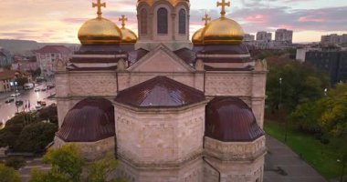 Bulgaristan 'ın Varna şehir merkezi üzerindeki Sunset Aerial panoramik manzarası. Panoramik günbatımı şehir manzarası Katedral, belediye, sahil Karadeniz