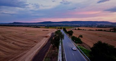 Günbatımı Havacılık Panoramik Manzara Hızlı Modern Beyaz Araba Kırsal Otoyolda Tarım Tarlaları Arasında Sürüş