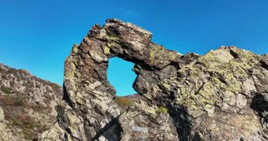 Bulgar Dağları manzarası. Bulgaristan 'ın Sliven kenti yakınlarındaki Mavi Taşlar adı verilen Karandila dağında Halkata taşı oluşumu