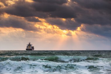Kargo gemi konteyner gündoğumu ışık ile
