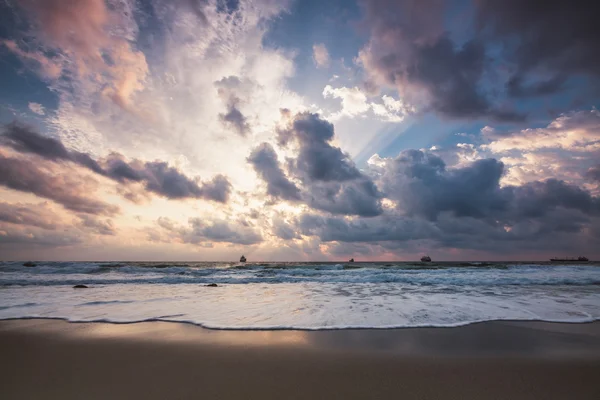 바다 위의 극적 인 구름, 일출 광경 — 스톡 사진