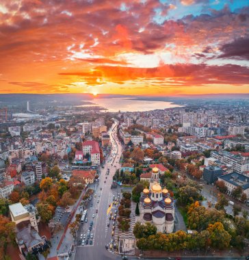 Bulgaristan 'ın Varna şehir merkezinin hava gün batımı panoramik sonbahar manzarası. Assumption Katedrali, Asparuhovo Köprüsü ve Varna Denizi Gölü