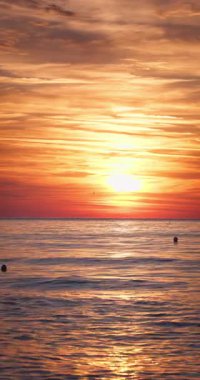 Deniz ufkunda ve tropikal ada sahilinde gün doğumu. Güneş su yüzeyinden doğuyor.