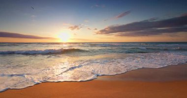 Deniz ufkunda güzel bir gün doğumu ve tropikal ada plajı manzaralı deniz manzaralı bir video.