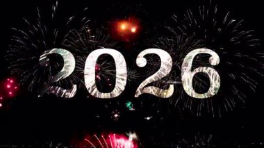 Yeni yılın kutlu olsun. Geceyarısı gökyüzünde havai fişek gösterisiyle geçmiş kutlamaları. Havai fişek flaması 4K video