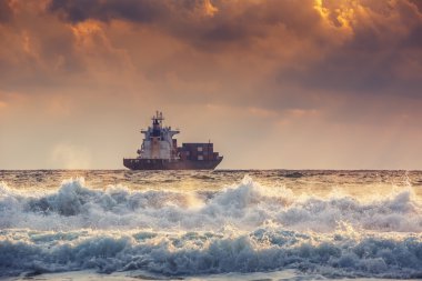 Kargo gemi konteyner gündoğumu ışık ile