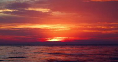 Deniz ufkunun üzerinde Karayipler 'in doğuşu, tropikal okyanus günbatımı manzara videosu