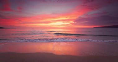 Deniz ufkunda ve sahil kıyısında manzaralı gün doğumu, tropikal okyanus günbatımı manzarası