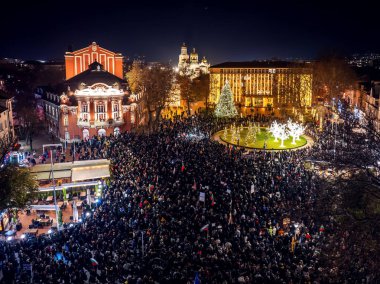 Varna Bulgaristan Şehir Manzarası Meydan Gece Panoraması Parlak Noel ışıkları ve Geniş İnsan kalabalığıyla