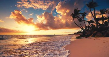 Punta Cana, Dominik Cumhuriyeti 'ndeki Tropik adanın üzerinde sinematik Altın Gün Doğumu