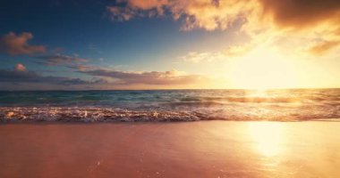 Sakin Tropikal Ada Sahilinde Altın Gün Batımı Sıcak Güneş Işığı ve Karayip Deniz Dalgaları ile Kum Sinema Videosu