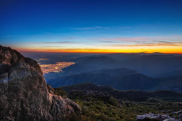 Hermosa puesta de sol sobre la ciudad, vistas panorámicas — Foto de Stock