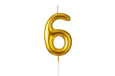 6 numaralı altın mum beyaz arkaplanda izole edildi