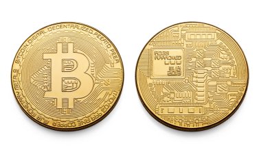 BTC sembolünü ve devre benzeri ayrıntıları vurgulayan altın bir Bitcoin 'in yakın çekimi. Dijital para birimini, engelleme teknolojisini ve modern finansmanı temsil ediyor. Kripto para birimi, yatırım ve fintech eğilimleri konuları için ideal.