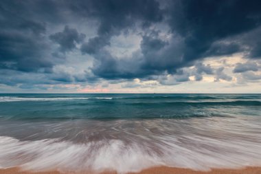 Fırtınalı Bulutlu Gökyüzü Altında Dalgalarla Dramatik Okyanus Burnu