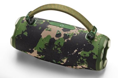 Kablosuz bluetooth hoparlörü. Müzik ve ses dinleme sistemi beyaz arka planda. Serüven ve Müzik için Rugged Outdoor Design