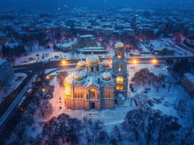 Bulgaristan 'ın Varna kentindeki Varsayımın Altın Katedrali' nin insansız hava aracı görüntüsü karla kaplı, aydınlanmış kış şehri manzarası