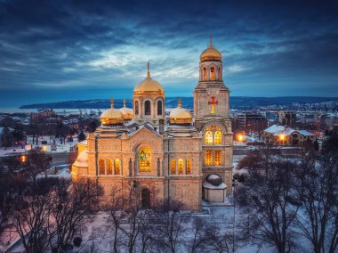 Bulgaristan 'ın Varna kentindeki Varsayımın Altın Katedrali' nin insansız hava aracı görüntüsü kar kışları kent manzarasıyla kaplandı