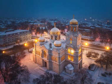 Bulgaristan 'ın Varna kentindeki Varsayımın Altın Katedrali' nin insansız hava aracı görüntüsü kar kışları kent manzarasıyla kaplandı