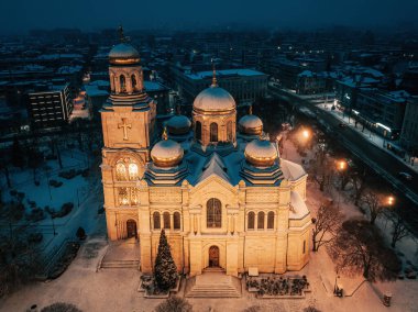 Bulgaristan 'ın Varna kentindeki Varsayımın Altın Katedrali' nin insansız hava aracı görüntüsü kar kışları kent manzarasıyla kaplandı
