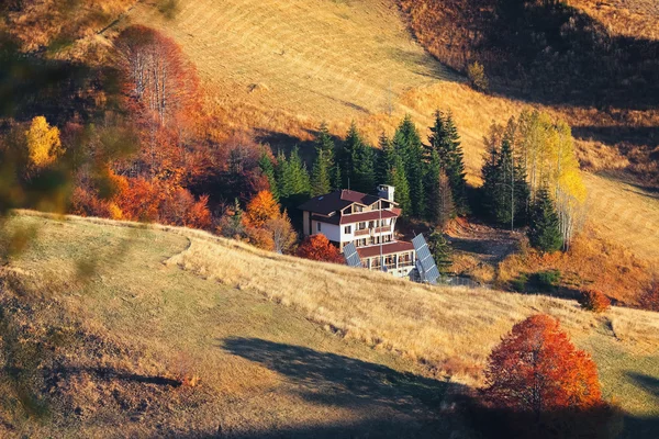 Renkli orman ve geleneksel h ile dağ sonbahar manzarası — Stok fotoğraf