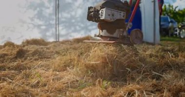 Çiftçi güç harrow ile toprak kazmak ve toprak yüzeyi tohum sebze bitkileri ya da serada turing için hazırlayın