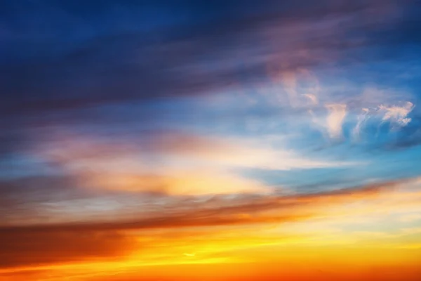 Solnedgång dramatiska himlen molnen — Stockfoto