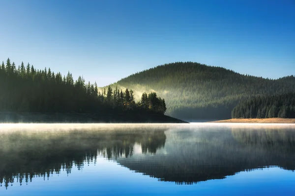 Krásné jezero a hory — Stock fotografie