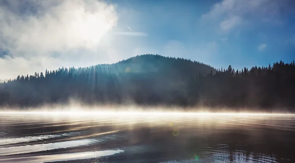 Niebla matutina en el lago — Foto de Stock