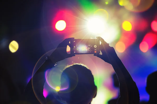 Close-up van het fotograferen met smartphone tijdens een concert — Stockfoto