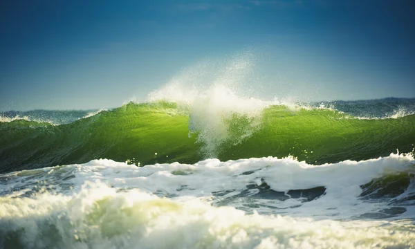 Hermosa ola de mar en la puesta del sol — Foto de Stock