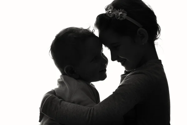 Silueta de bebé y niña sobre fondo blanco . — Foto de Stock