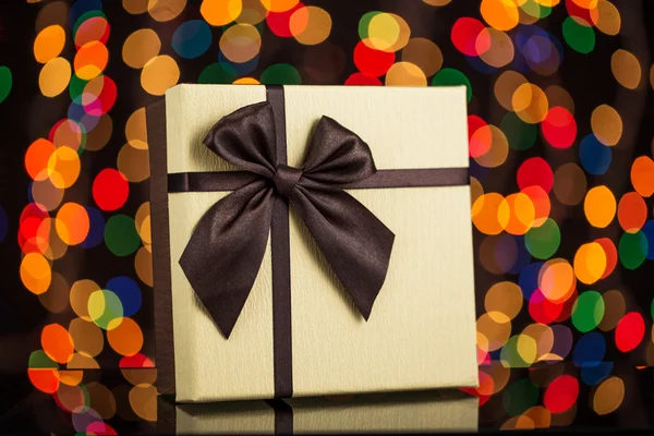 Caixa de presente com fita e luzes, conceptio natal — Fotografia de Stock