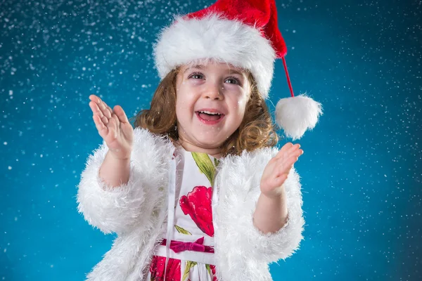 Feriados, presentes, Natal, conceito de infância - sorrindo littl — Fotografia de Stock