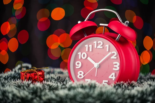 ख्रिसमस ट्री, भेटवस्तू, दिवे आणि गोषवारा बॅकग्रॅवर गजर घड्याळ — स्टॉक फोटो, इमेज