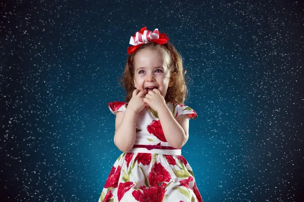 Winter, Urlaub, Weihnachten Konzept - schöne kleine Mädchen havi — Stockfoto