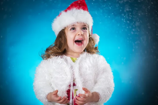 Vacaciones, regalos, navidad, concepto de la infancia - sonriendo littl — Foto de Stock