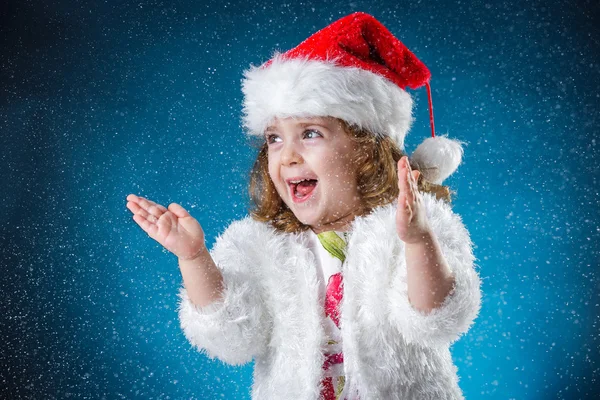 Inverno, feriados, conceito de Natal - linda menina havi — Fotografia de Stock