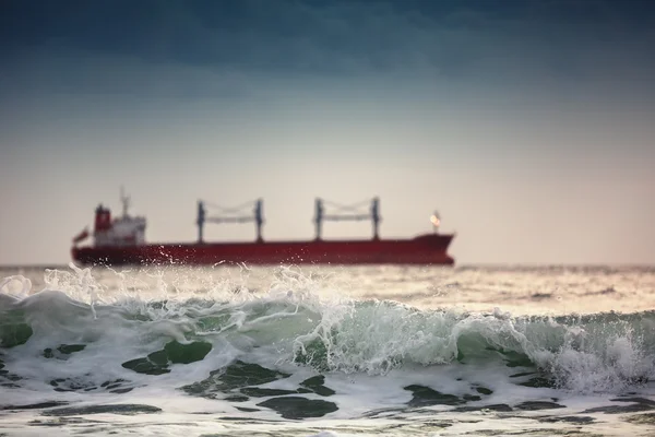 Puesta de sol en el mar con velero de carga — Foto de Stock