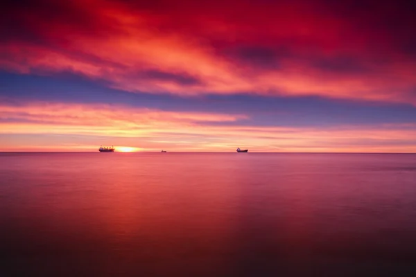 Paysage nuageux coloré sur la mer — Photo