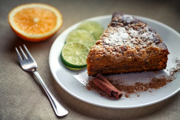 Stuk van zelfgemaakte cake met vers fruit — Stockfoto