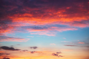 günbatımı dramatik gökyüzü bulutlar