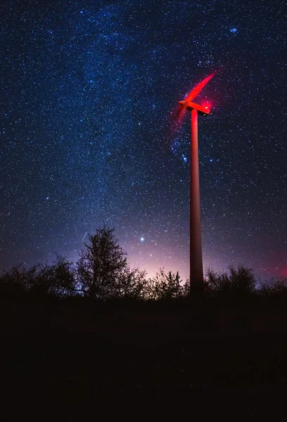 Vintergatan över vindkraftverket — Stockfoto