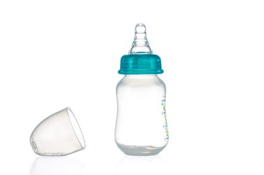 bebek sütü şişesi beyaz arka planda izole