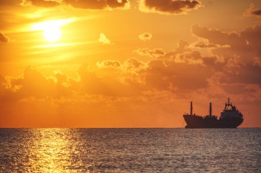 Yelkenli gemi denizde. Çok güzel bir sabah ve renkli gündoğumu.