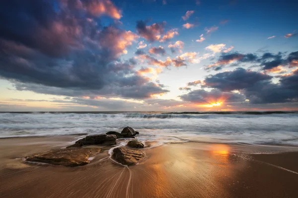 Beau paysage nuageux sur la mer — Photo